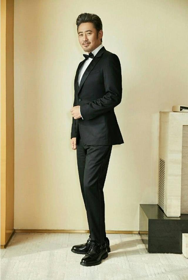 50岁吴秀波太帅气把假发样板缝在衣服难怪发色那么棒