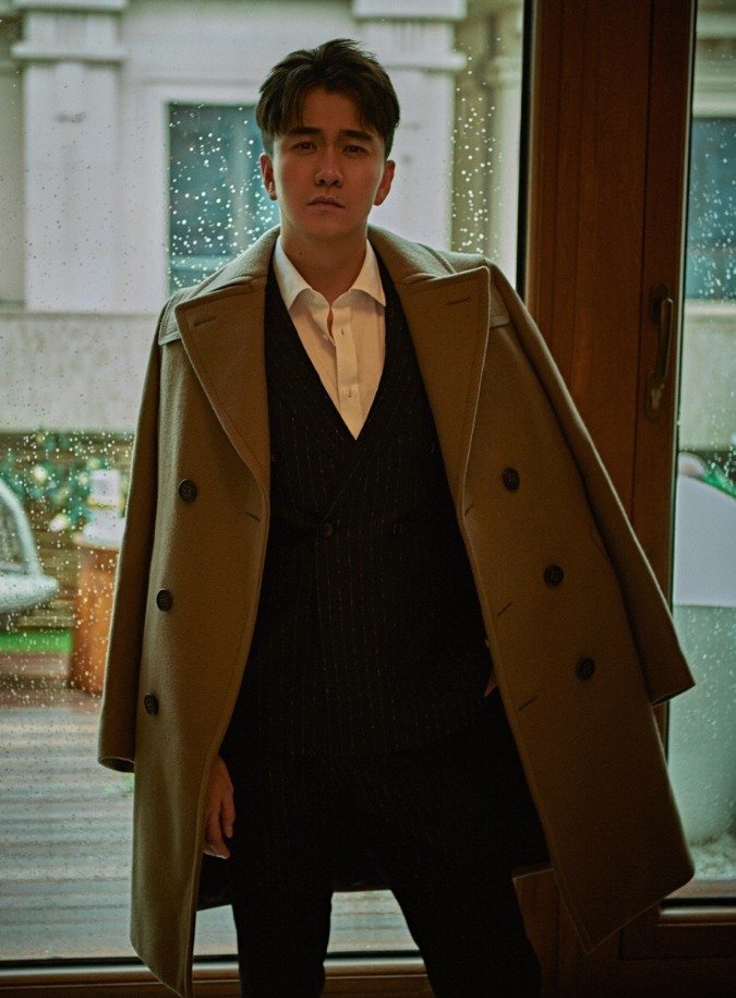 翟天临的脚有多大啊?穿了双"脚蹼鞋"亮相,可以直接去潜水了!