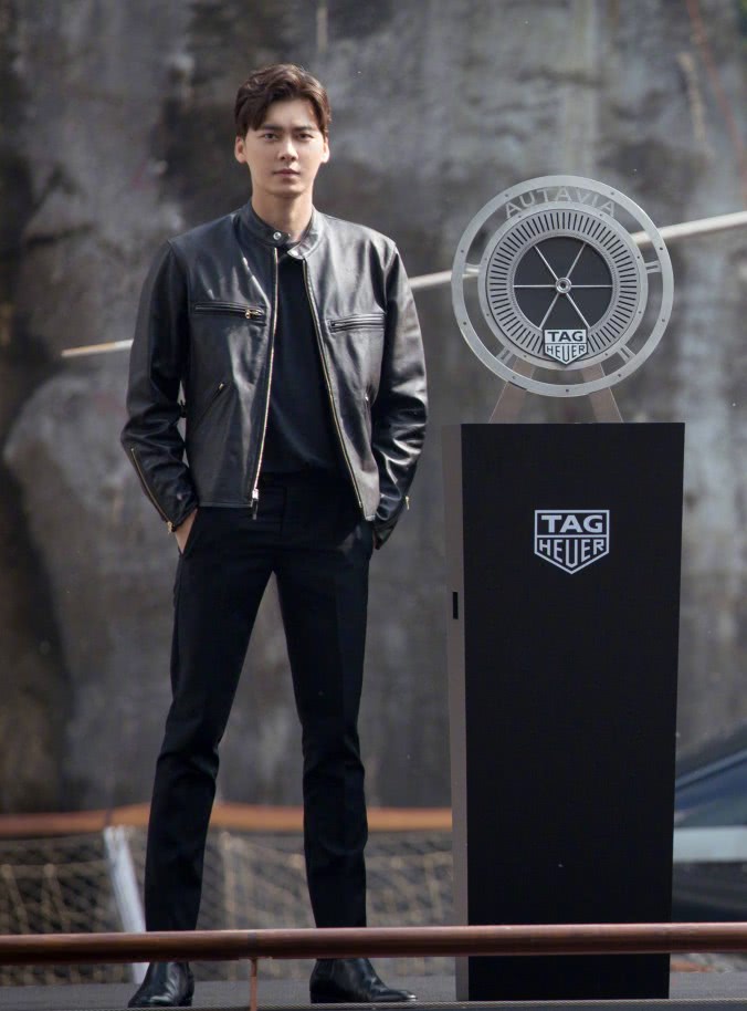 这酷酷皮衣男孩—李易峰,这是想在线演示霸道总裁的穿搭吗?