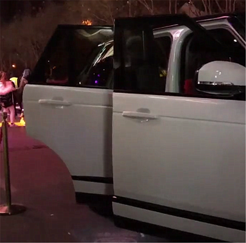 148万路虎现深夜街头,本不会注意,但下车女子背影实在吸睛!