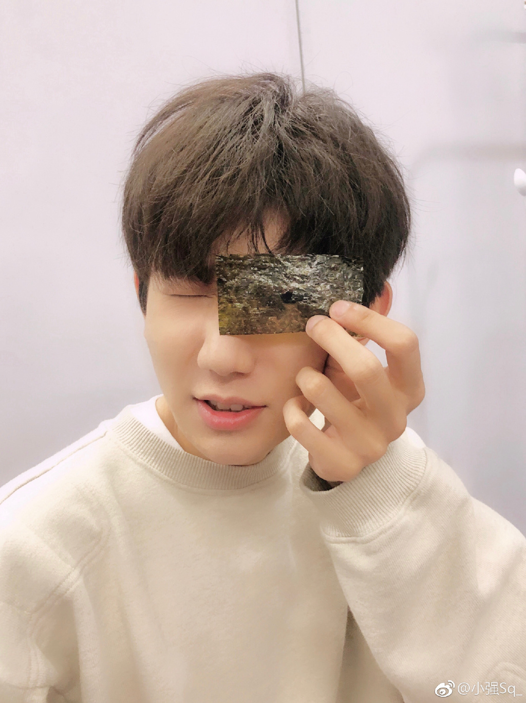 史强更博晒王源睡前自拍,暴露了刚哥的下班时间,让人心疼!