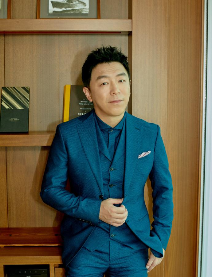 偶遇黄渤和妻子买饮料,小欧颜值不输女星,打扮的十分帅气