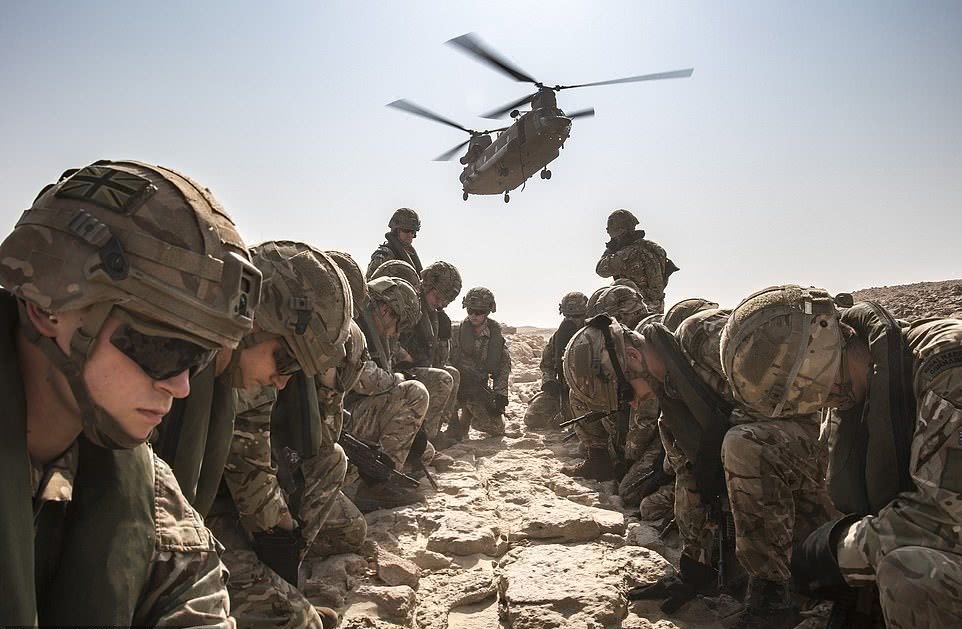 英国国防部发布年度军队照片,强秀肌肉静晒温情!