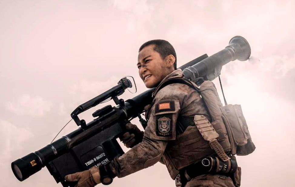 《红海行动》中女兵佟莉不好看?看看她生活照吧,简直美到犯规