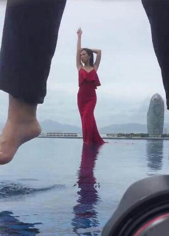 结婚照新郎只露了两只脚,感觉很神奇,看了摄影师的精修惊艳了