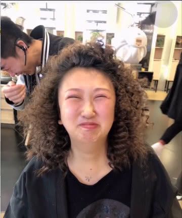 烫发前vs烫发后,大眼妹vs包租婆,身后的理发师才是亮点!