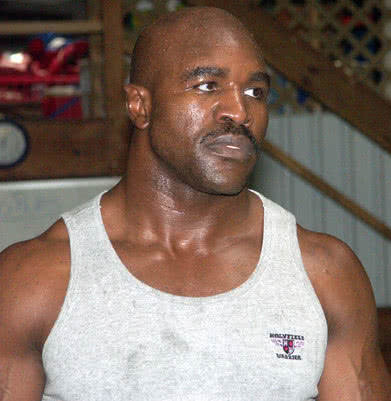 霍利菲尔德脖子肌肉s级,泰森脖子肌肉ss级,只有他是sss级