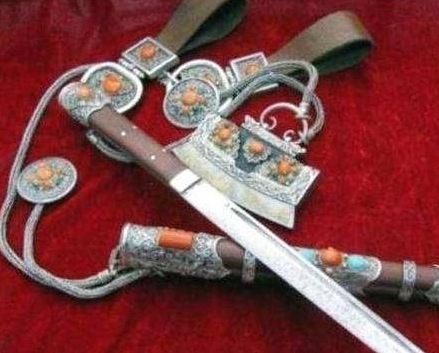 这个少女是一位来自蒙古族的姑娘,而她带来的是一把"杀羊刀",据少女