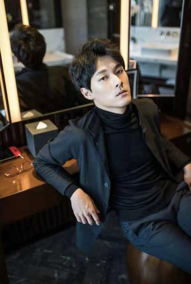 张雨剑亮相凤凰时尚盛典 长腿禁欲气场足