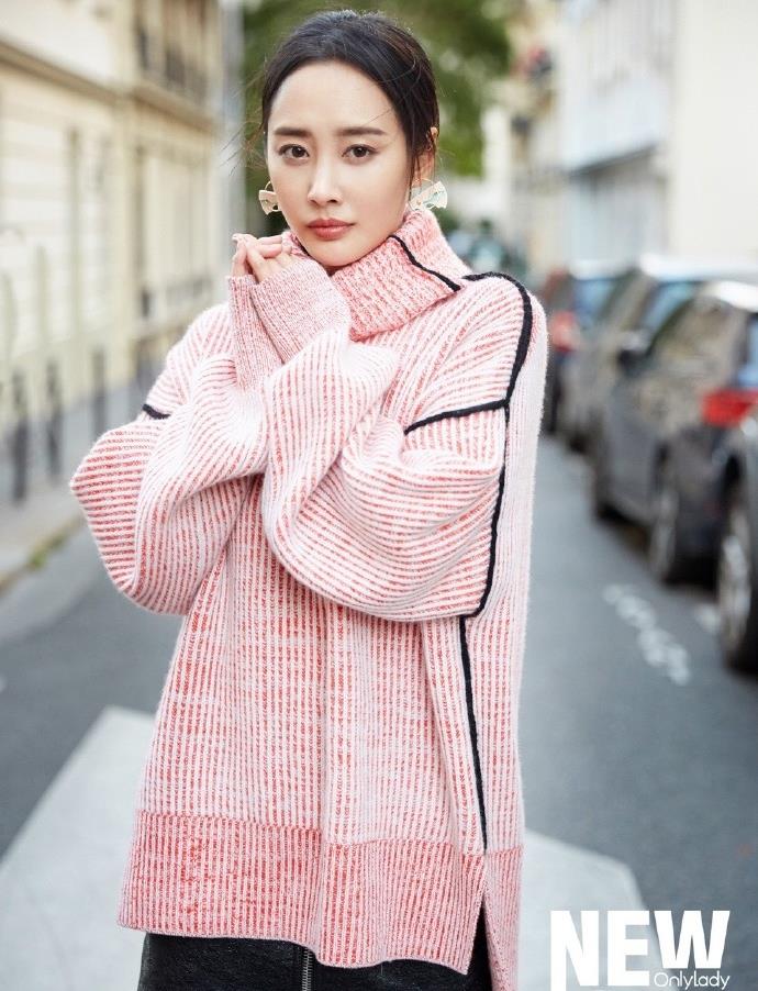 李纯晒巴黎街头照身材纤细眼神楚楚动人