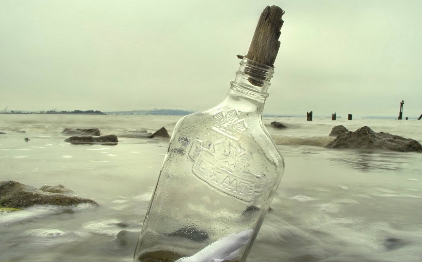 老人在海滩捡到一个漂流瓶,有着107年的历史,直接破了世界纪录