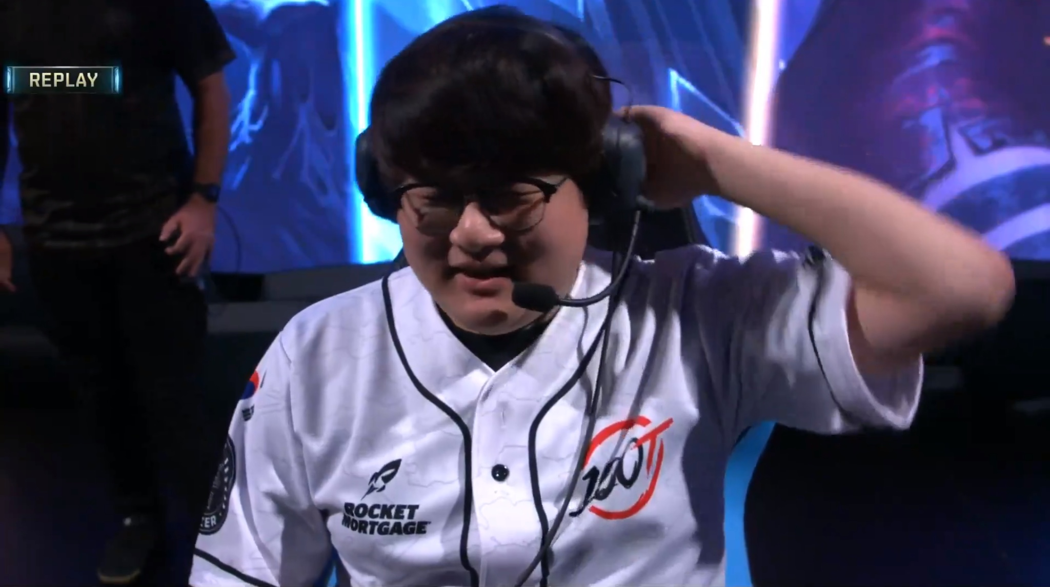 rookie个人秀引全场欢呼岳伦尴尬挠头苦笑jkl团战毫无存在感