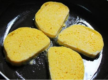 煎馒头片时,别只会裹鸡蛋!多加一点它,香酥可口,不吸油