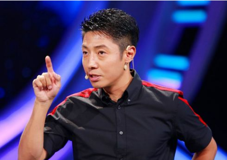 老外曾问:亚洲为什么不用拼音?撒贝宁现场解答,赢取无数次掌声|撒贝宁|老外|汉字_新浪新闻
