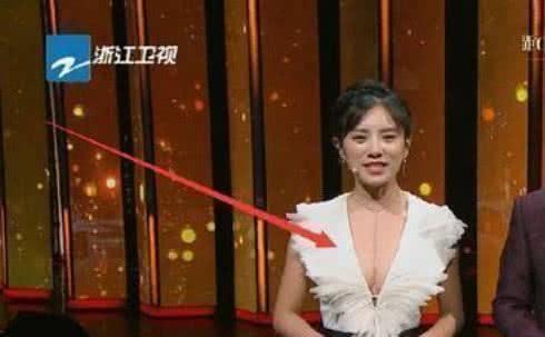 主持人伊一现场失误少穿衣服,张国立全程60分钟没转头!