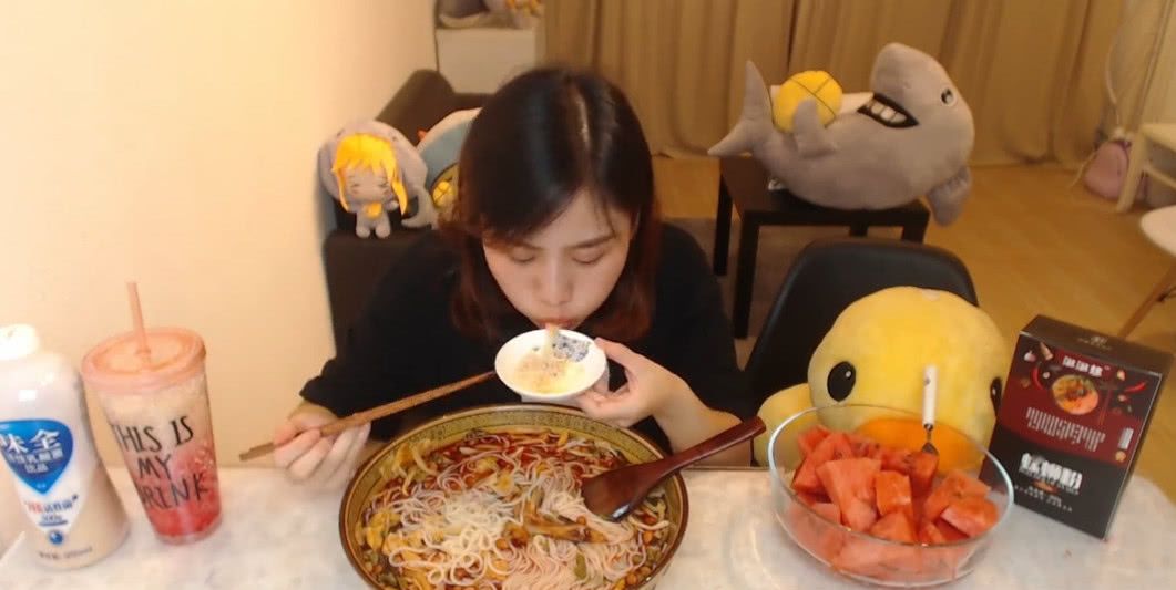 密子君挑战15份螺蛳粉,有谁注意桌子角落,网友坐不住了,再见