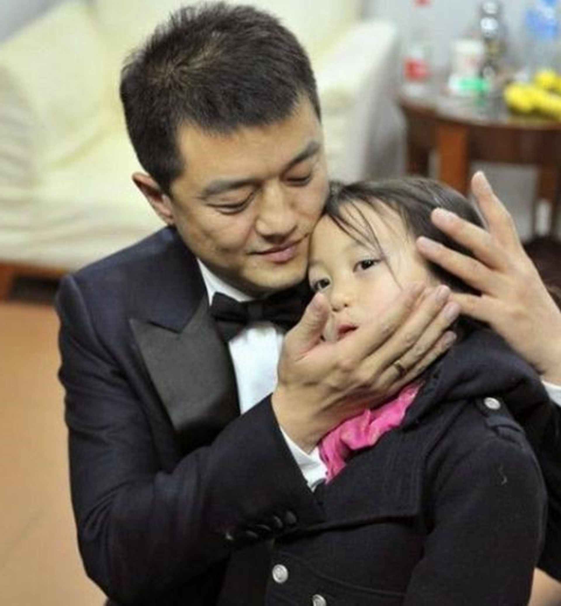 怕李嫣自卑,李亚鹏默默陪伴数十年,如今惨遭嫌弃