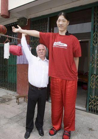 中国第一女巨人身高2米48比姚明还高一头如今过得怎么样