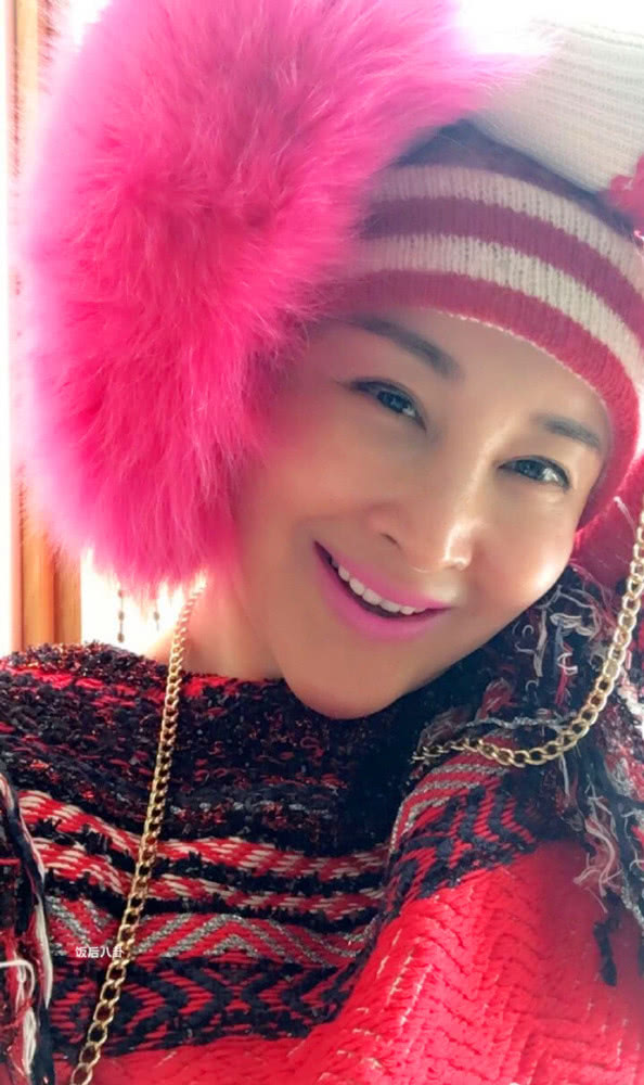 67岁狄波拉穿少女装与老公办派对,邀月宫主于莉惊喜现身变化大