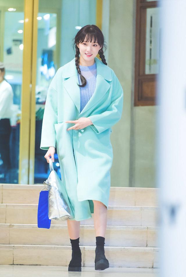 李圣经真漂亮格纹大衣搭配短靴又瘦又美一个技巧让穿搭更时髦