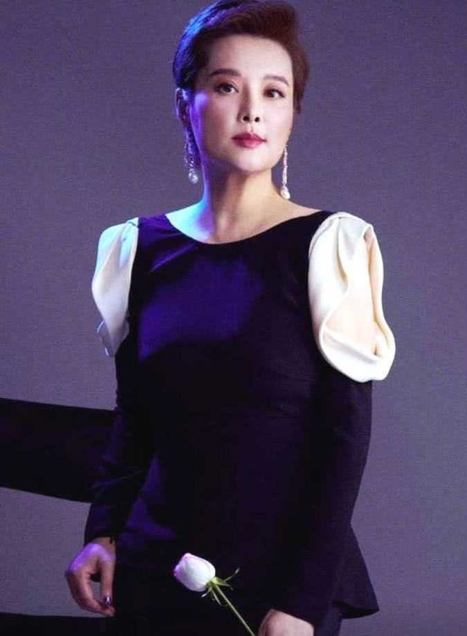 45岁袁立真大胆身穿一袭透纱裙就敢亮相这身材简直了