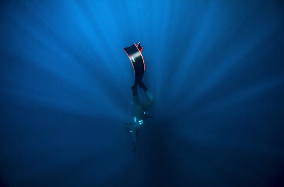 土耳其女潜水员:深入冰冷刺骨的南极洲潜水,只为了科学研究