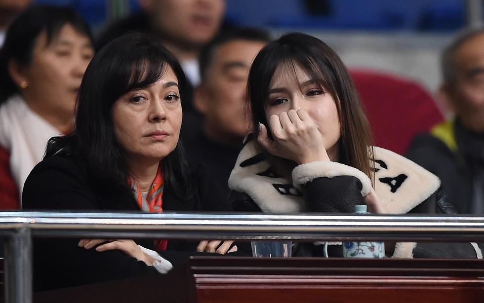 阿的江妻女现场目睹上任首败!女儿手指修长,演员妻子气质出众