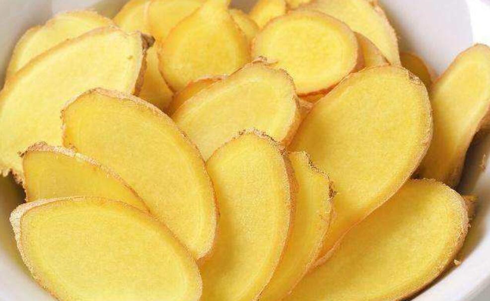 俗话说"早上三片姜,赛过喝参汤",早起嘴里含生姜好处多!