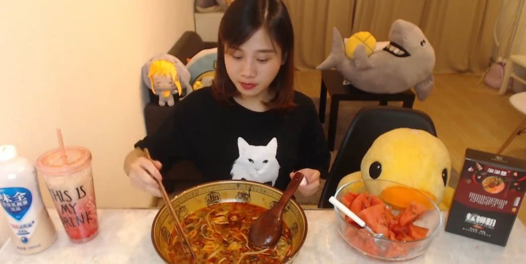 密子君挑战15份螺蛳粉,有谁注意桌子角落,网友坐不住了,再见