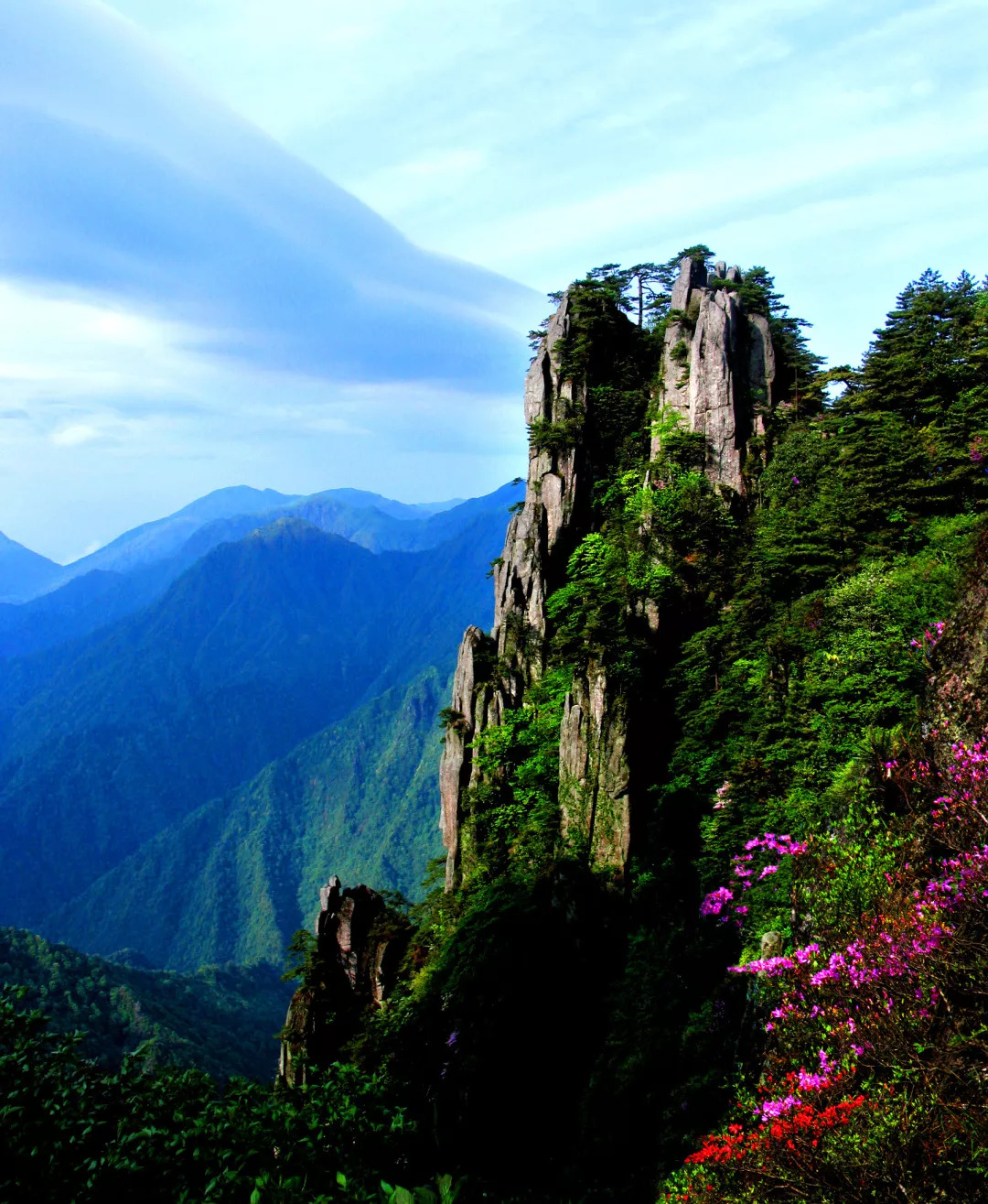明月山主要由太平山,玉京山,老山,仰山等十几座海拨千米以上的山峰
