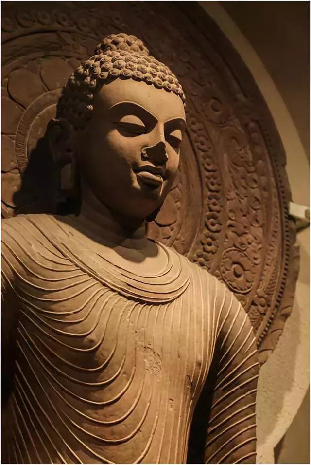 (公元5世纪的马土腊风格佛像,马土腊博物馆藏) 要比喻的话,长得就像