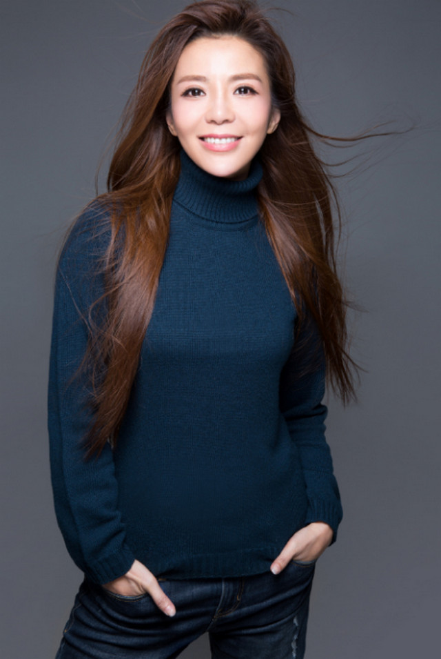 朱迅全家近照曝光,45岁朱迅容颜如少女,儿子越来越帅气!