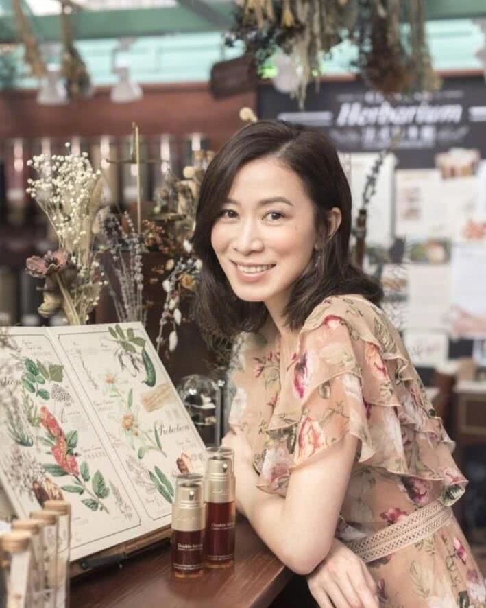 43岁余诗曼与辛芷蕾撞衫美的不分上下,与29岁杨颖撞衫也不输