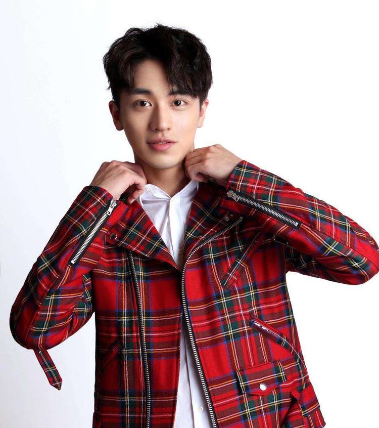 中国的三线男明星到了日韩却是爆红粉丝多到导致机场瘫痪