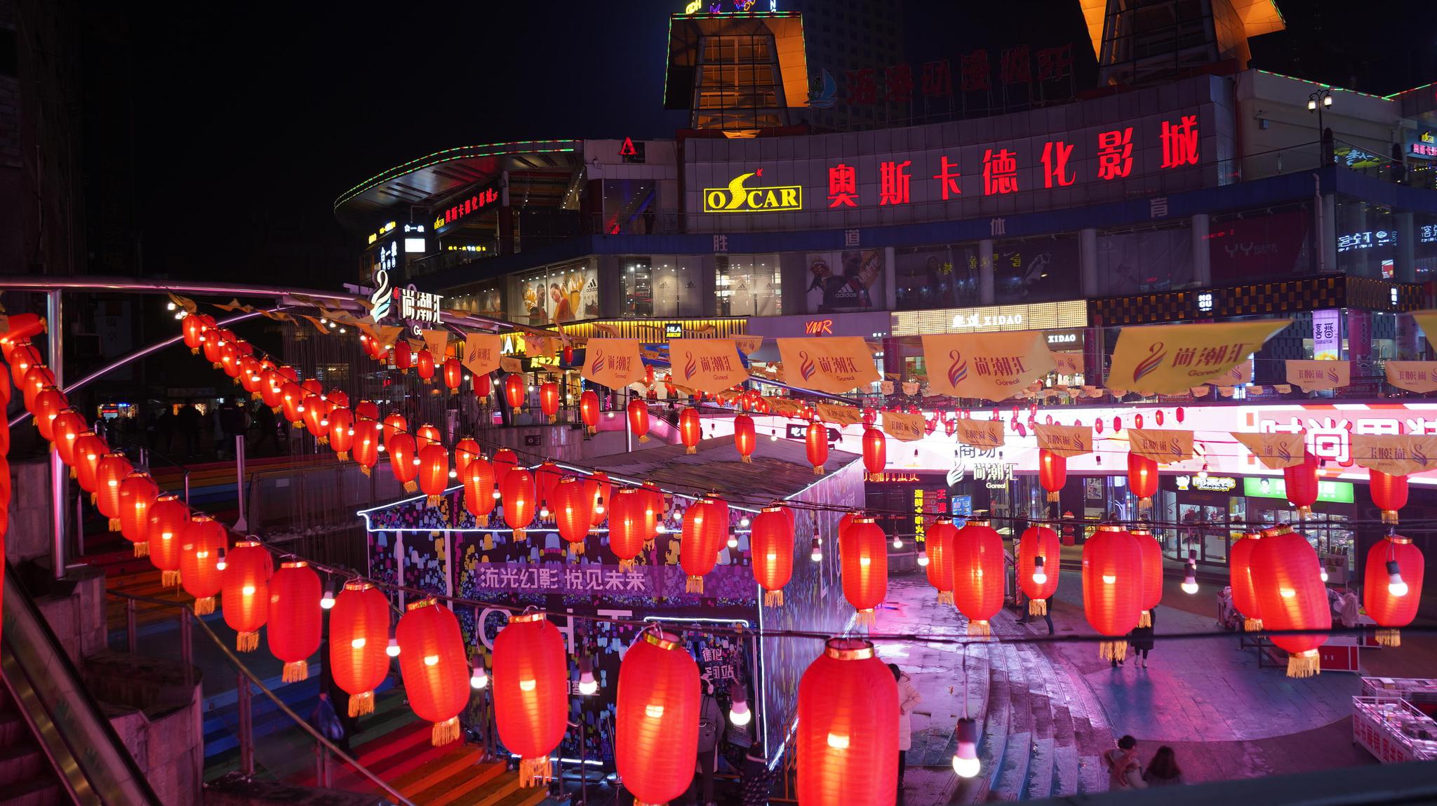 情人节过后的郑州二七广场,美女帅哥赛过漂亮夜景