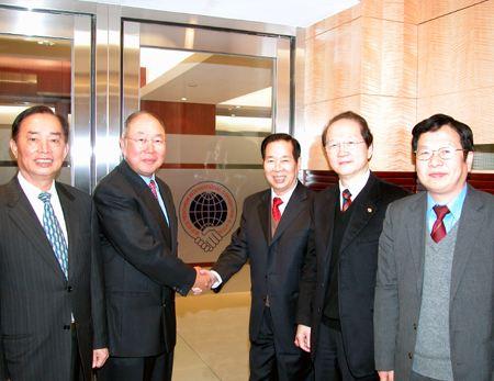 庄静庵的三个儿子庄学山,庄学海,庄学熹现在执掌着庄氏家族的商业帝国