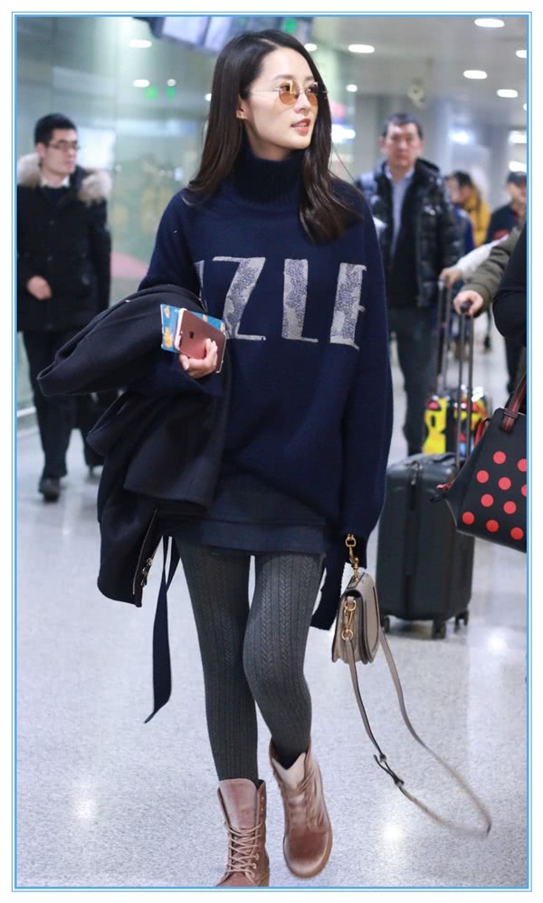 接地气只服李沁!刚入冬就穿秋裤走机场,网友:打脸一群女明星!
