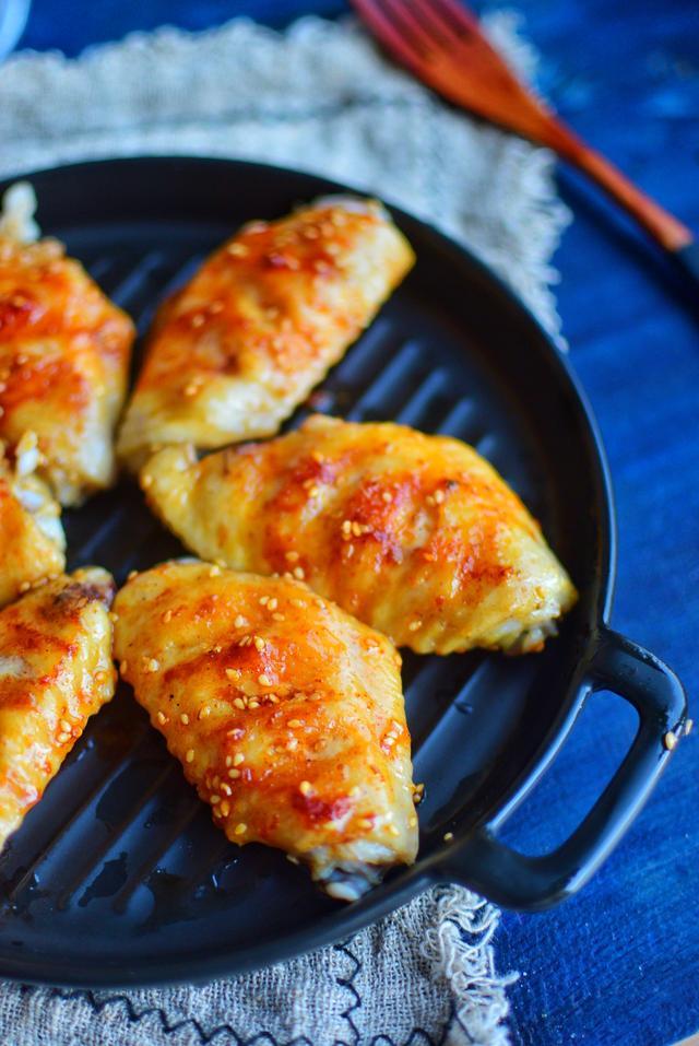 秒杀烧烤店的铁板烤鸡翅的简单做法,比用炭火烤的鸡翅还好吃