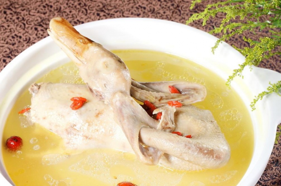 烫五分钟,煮出血沫,捞出用清水洗净2炒锅倒入少许油,放入鸭肉小火煸炒