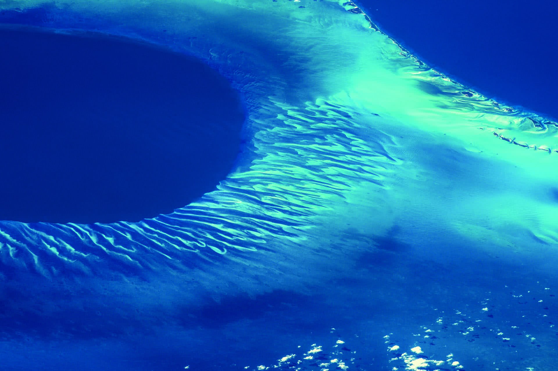 超凡脱俗300公里外高空拍摄的地球美景让人如痴如醉