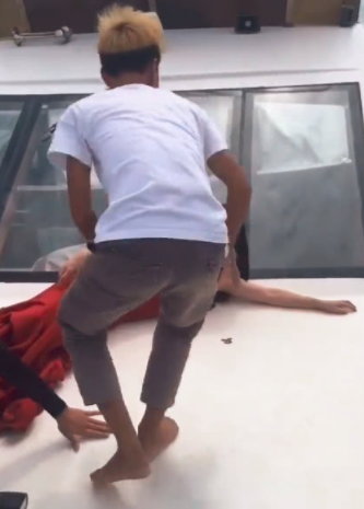 情侣在游轮拍婚纱照,新娘太漂亮工作人员抢着