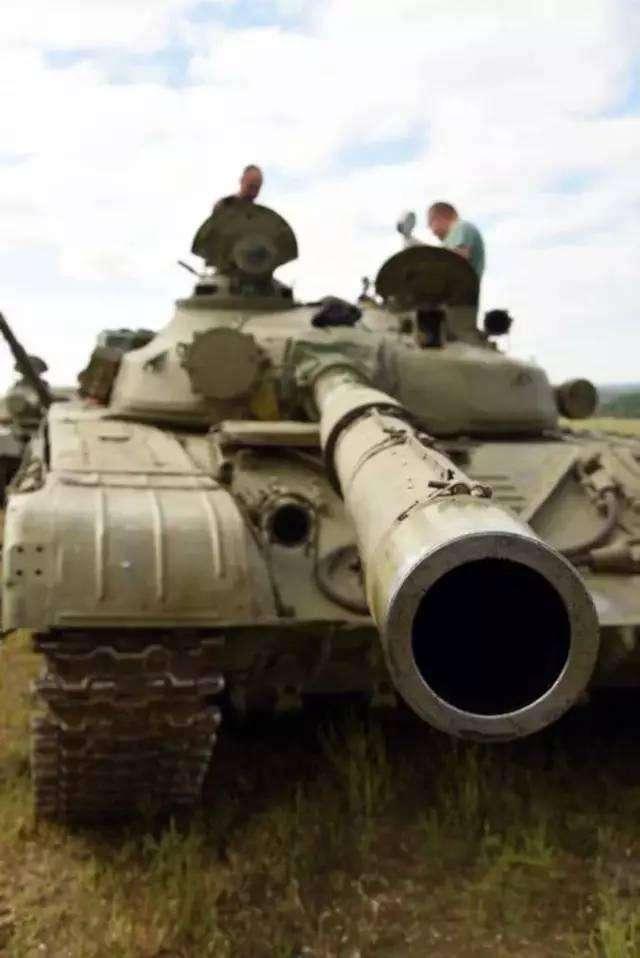 苏联人就给t-72装上了48倍身管口径的2a46型125毫米滑膛炮,发射尾翼