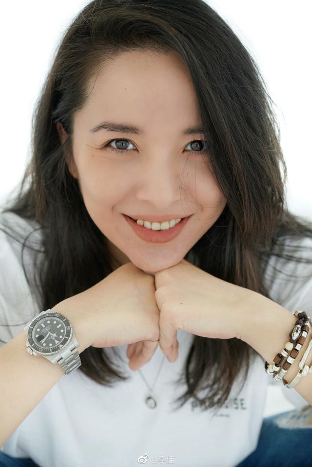 今天李佳在微博上晒出了自己的一张高清美颜照,并附文写道"郁郁葱葱