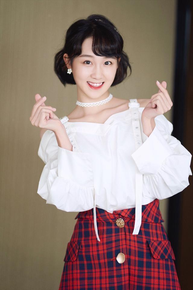 当波点连体裤配纯色大衣再加上李子璇的萌趣表情简直太可爱了