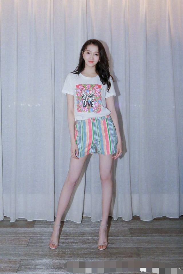 00后小花身高如何?邓恩熙14岁一米六五,张子枫比她矮了一个头