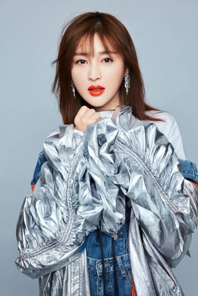 甘婷婷穿牛仔连体裤很活力,但是半脱半穿的状态,到底是闹哪样?