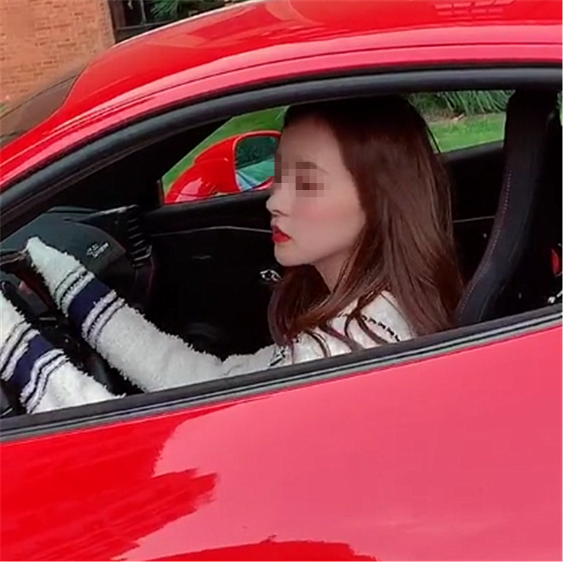 500万法拉利亮相街头,配黄色卡钳很吸睛,但亮点却是女车主!