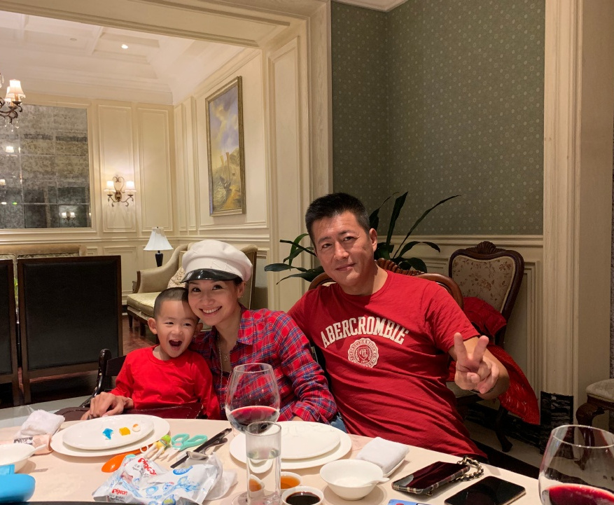 江珊前夫高曙光接3岁儿子放学,离婚后颜值下降,20岁女儿随爸爸