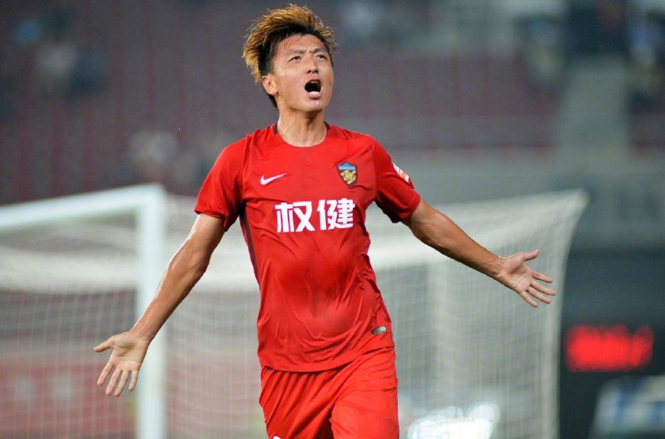 前国脚杨旭一家近照:帮球队保级成功,娇妻是主持人,两儿子像他