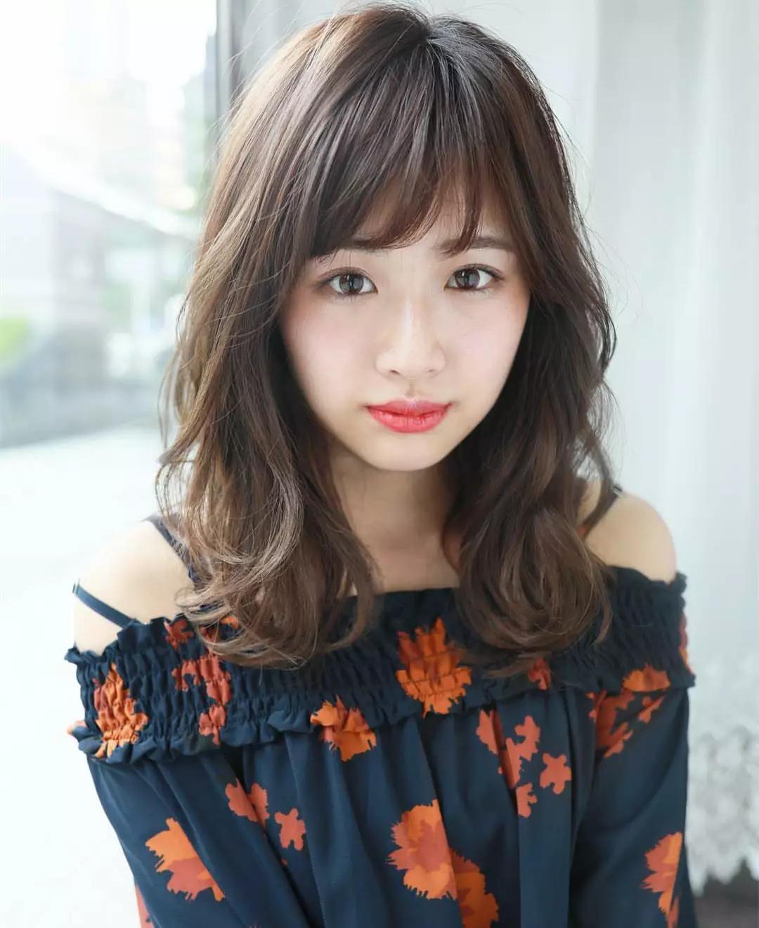 40岁的女人留什么发型显年轻8款微卷波浪发型时髦又减龄